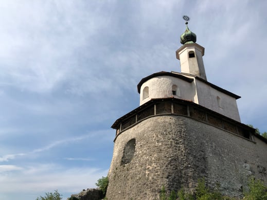 町のシンボルとしてそびえている。