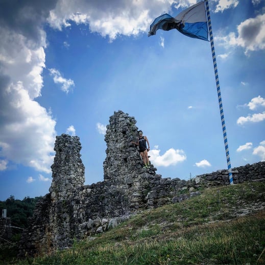 こちらも城壁のあとが。山頂にはカフェがある。