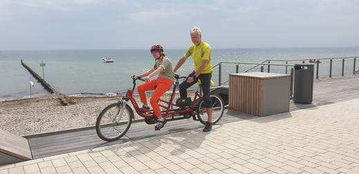 Mit dem Tandem unterwegs. Papa ist der Motor.
