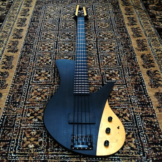 Available Ulrich Bass: Saulus 5 string gold leaf - pre owned/used