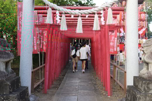 赤い鳥居をくぐれば