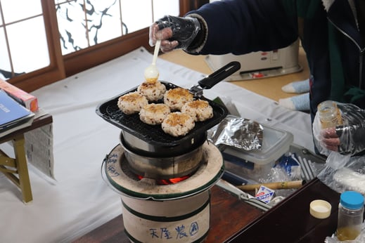 七輪で雑穀おにぎり