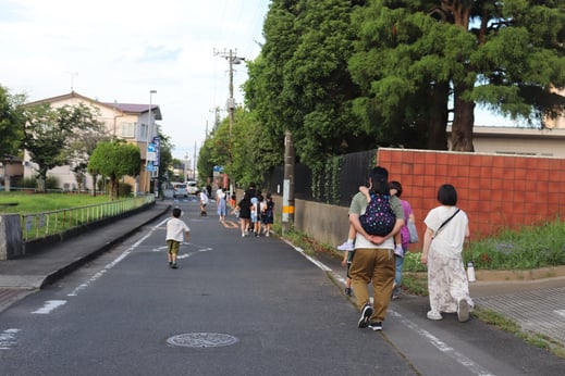 お祭り会場へ向かう一行