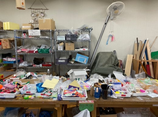 端材の宝庫。整頓してもすぐこんな状況に。