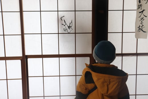 障子にあらわれる鬼を眺める