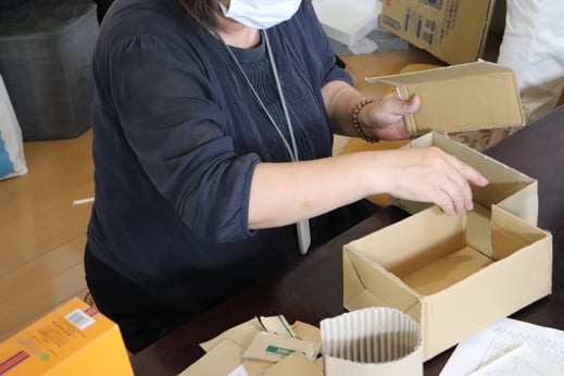 箱を組み合わせて家をつくる