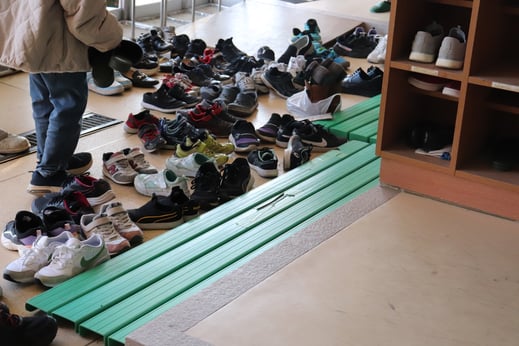 靴であふれる昇降口