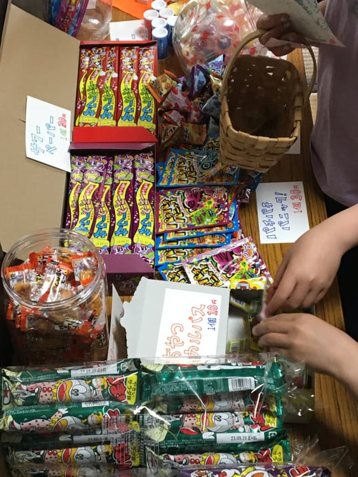 駄菓子の吟味中