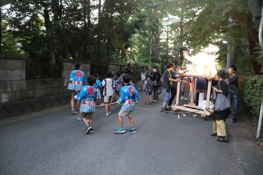 表小路で金ケ崎ねぶたをお披露目