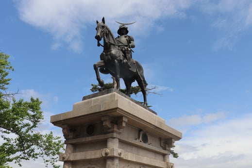 小室達《伊達政宗騎馬像》1935年（消失）、1964年（再建）