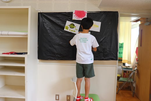 惑星の絵を展示中