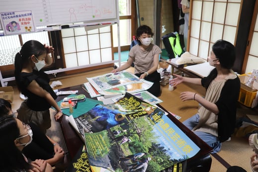 これまでのポスターを見ながら話し合う