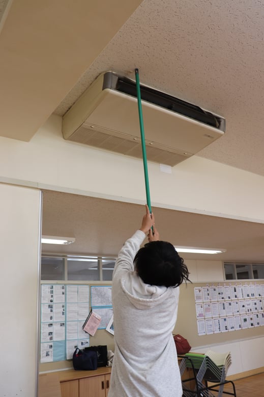 天井にはりついたボンドを取る１