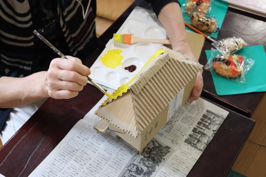 茅葺き屋根を塗装中