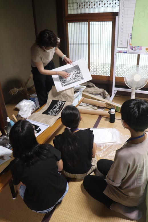 城山さんによる紙版画のデモンストレーション