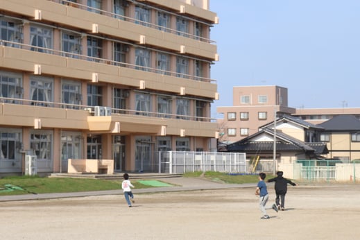 春の自由な活動日（おにごっこ）