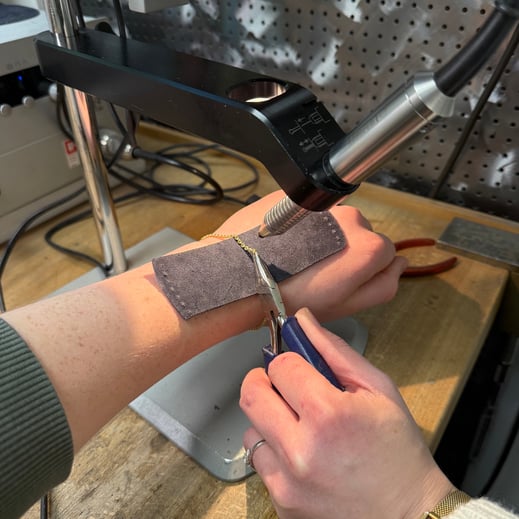 Ein permanentes Armband wird an ein Handgelenk gelötet