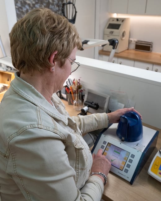 Hier wird die Wasserdichtigkeit von einer Uhr geprüft. Wird nach dem Batteriewechsel gemacht.