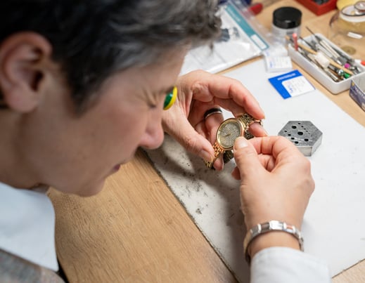 Uhrmacherin bei der Arbeit 