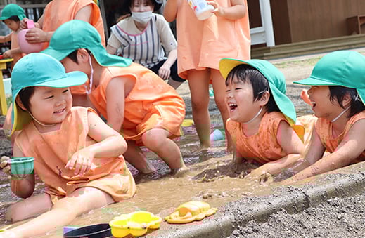 砂場でどろあそび