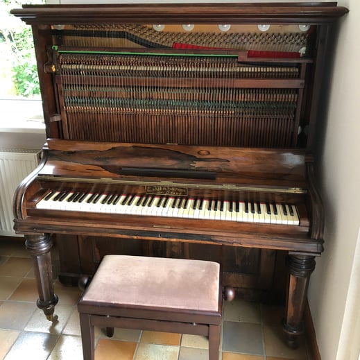 Oberdämpfer-Klavier & Gradsaiter