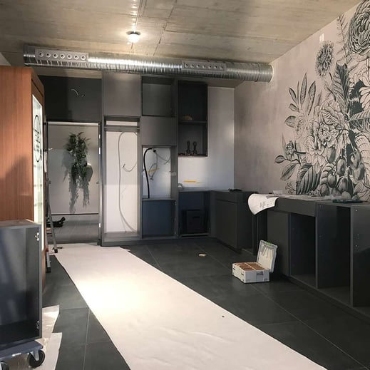 Küche / Kantine während dem Aufbau. Interiordesign mit Bodenplatten, Tapete, Küchenfront, Steinplatte