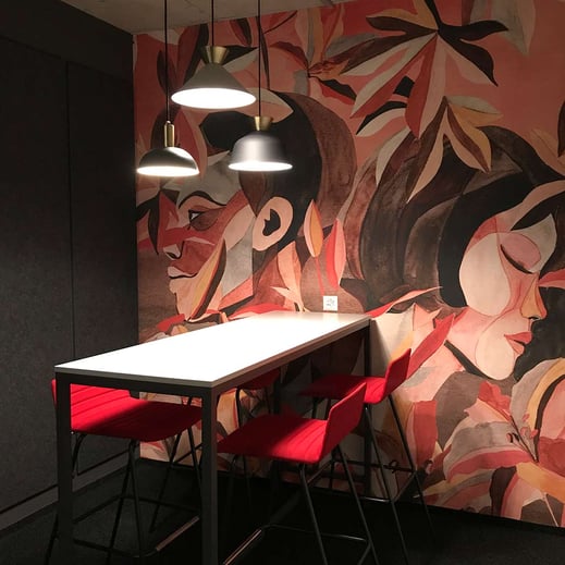 Besprechungsraum mit Akustikwand Tapete, Magnetwand, Licht, Besprechungstheke und 4 Barstühle