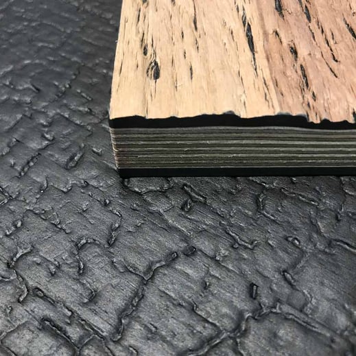 schwarzes verkohltes Holzfurnier geprägt und auf Aluminium apliziert