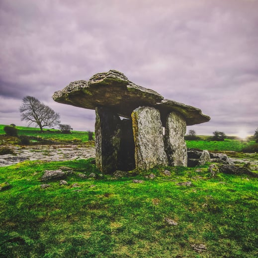 Ein Konstrukt von Steinplatten auf grünem Gras.