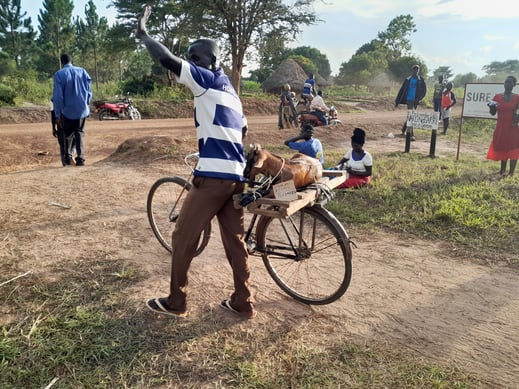 Übergabe von Ziegen beim Projekt in Ogera