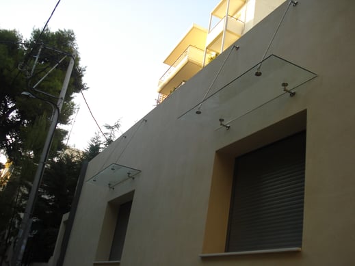 Απλό στέγαστρο σε παράθυρα σπιτιού