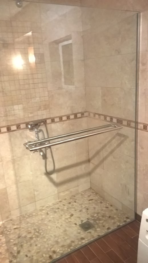 γυαλί σταθερό σε ντουζιέρα μπάνιου. Γυαλί ή τζάμι ή κρύσταλλο σε ντουζιέρα. Θέλω να κλείσω την ντουζιέρα με γυαλί. Γυάλινη ντουζιέρα μπάνιου