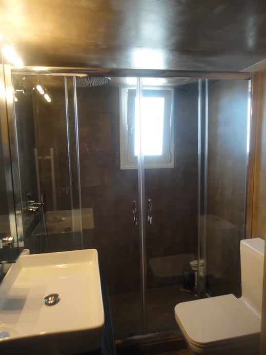 γυάλινη καμπίνα μπάνιου, γυαλί συρόμενο φύλλο γυαλιού στο μπάνιου. Καμπίνα ντους, καμπίνα μπανιέρας