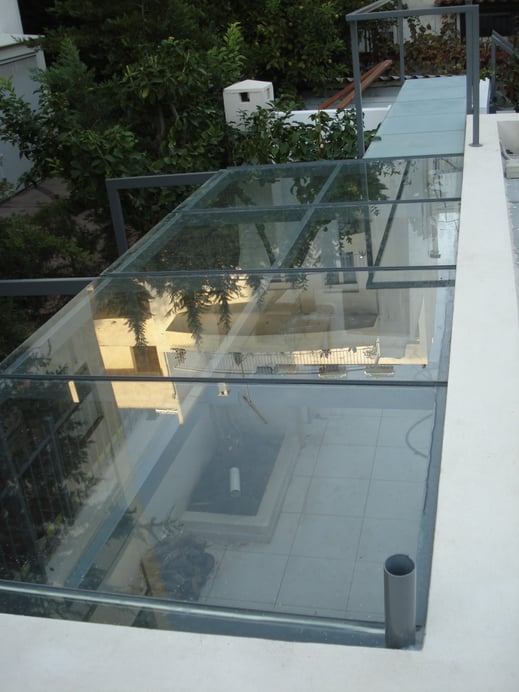 Γυάλινο στέγαστρο με στηρίγματα inox