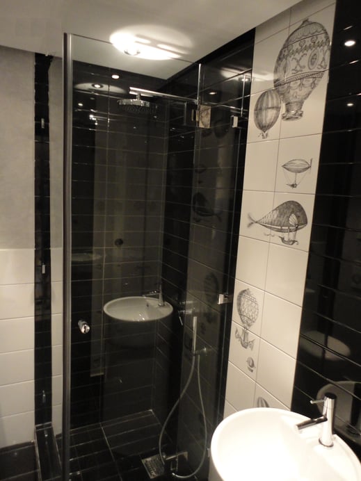 Καμπίνα μπάνιου γυάλινη ανοιγόμενη πόρτα. Πόρτες γυάλινες για μπάνιο, πόρτα μπάνιου με τζάμι. Γυάλινες καμπίνες