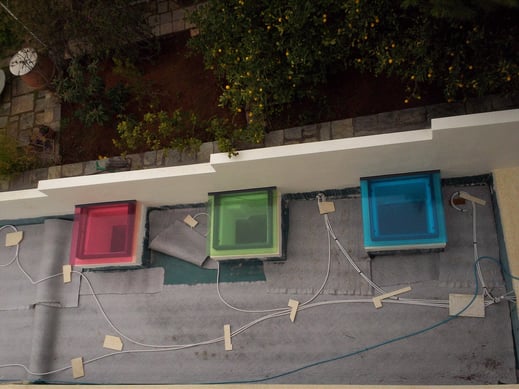 Γυάλινα σκέπαστρα χρωματιστά σε ταράτσα-μπαλκόνι