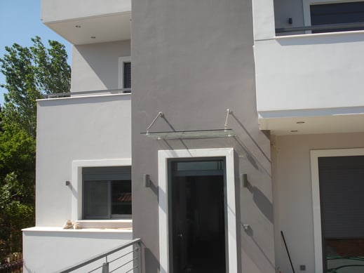 Γυάλινα στέγαστρα σε πόρτες και παράθυρα