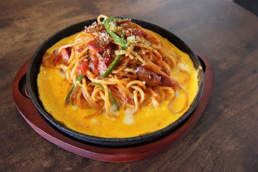 また、鉄板ナポリタンはコクがありながらも、溶き卵によりまろやかな味わいとなっています。鉄板で提供されるため、いつまでも熱々の状態で食べられることから、会話と食事を同時に楽しめるのがうれしいポイントです。