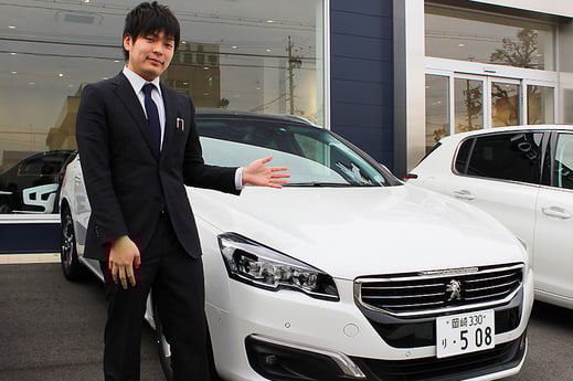 NEW508SWの傍らで笑顔を見せてくれるのは、今回ご案内頂いたプジョー岡崎コンシェルジュの神谷侑輔さん。「気になること、わからないことがあれば何でも僕に聞いてください。」と心強いお言葉。ショールームで見かけたら、気軽に声をかけてくださいね♪