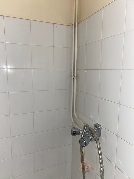 Salle de bain : parois de douche avant rénovation