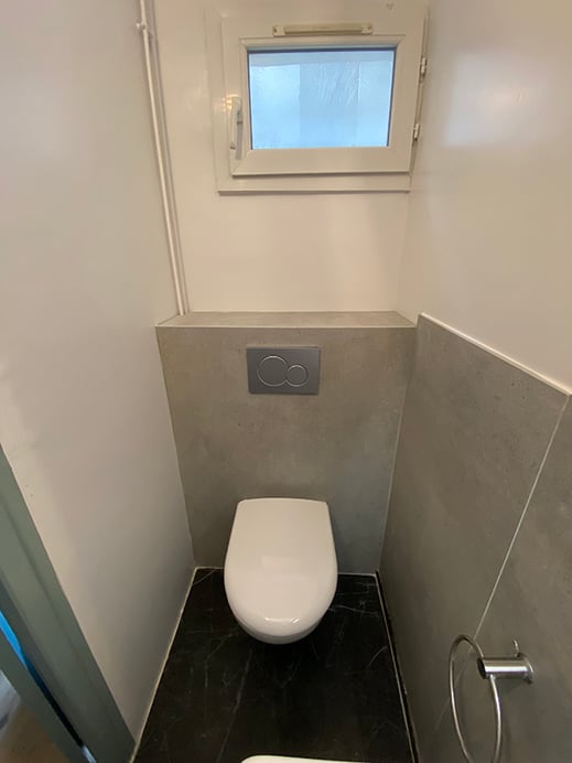 Salle de bain : toilettes après rénovation