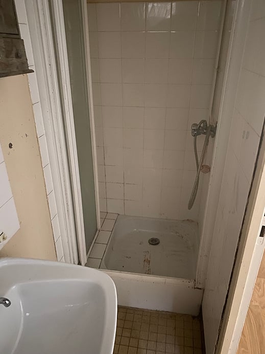 Salle de bain : douche avant rénovation