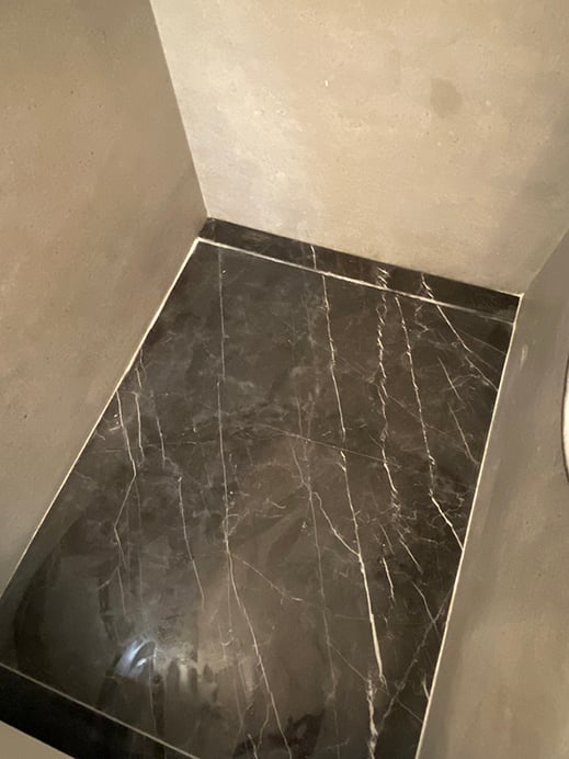 Salle de bain : receveur de douche après rénovation