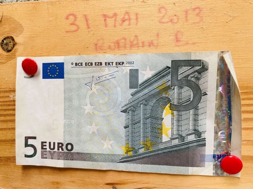 L'histoire de la brasserie. Tout commence avec un billet de 5€, aujourd'hui accroché dans l'atelier de brassage