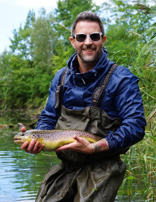 Johannes Höfner setzt eine 50cm+ Bachforelle zurück in die Alte Fladnitz