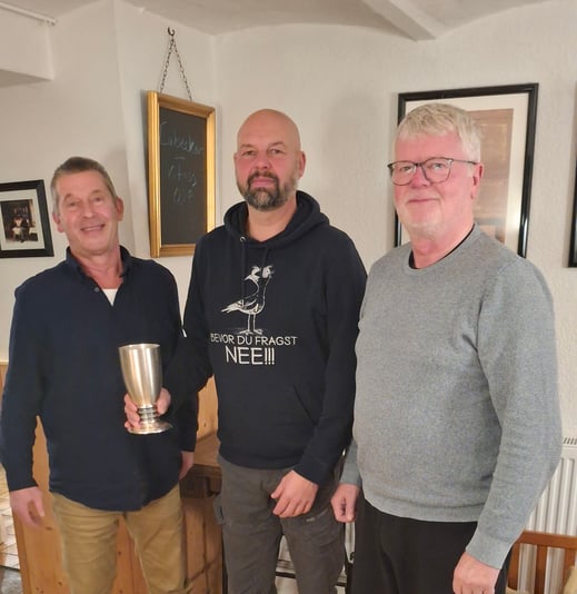 S.Peckmann ehrt das Siegerdoppel