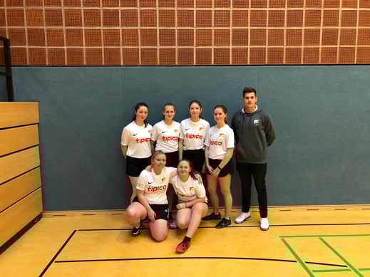 Weibliche Jugend links hinten: Inesse Deines, Anne Geide, Katharina Keist, Veronika Naumann Vorn von links: Kim Barschkies, Lara Wollenweber, Betreuer René Steinnagel