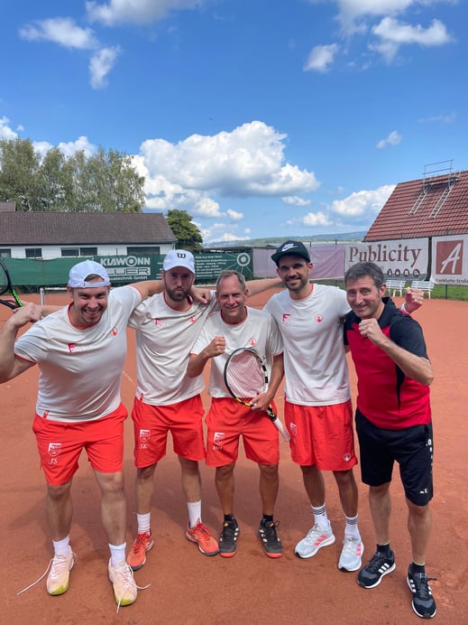 das erfolgreiche Team in Siegerpose