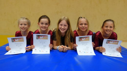 Turnerinnen der Bezirksklasse 2 von links Mathea Schoppe, Nele Helmker, Lara Luise Kunzi, Joana Strunk und Madita Henze