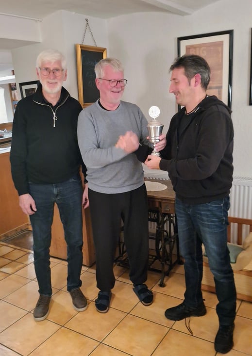 Ehrung F. Schaper durch S.Peckmann, links der Finalist E.Kues